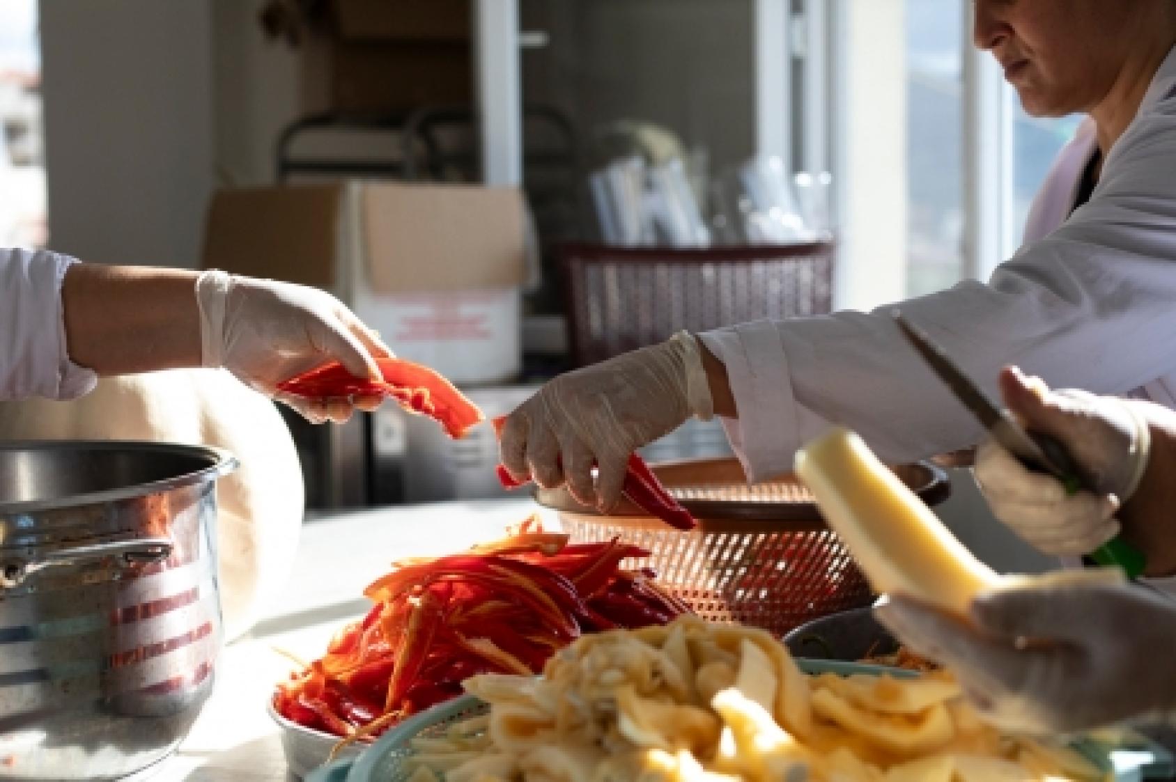 对合作社的妇女而言，经济能力也挑战了家庭中传统的性别角色。