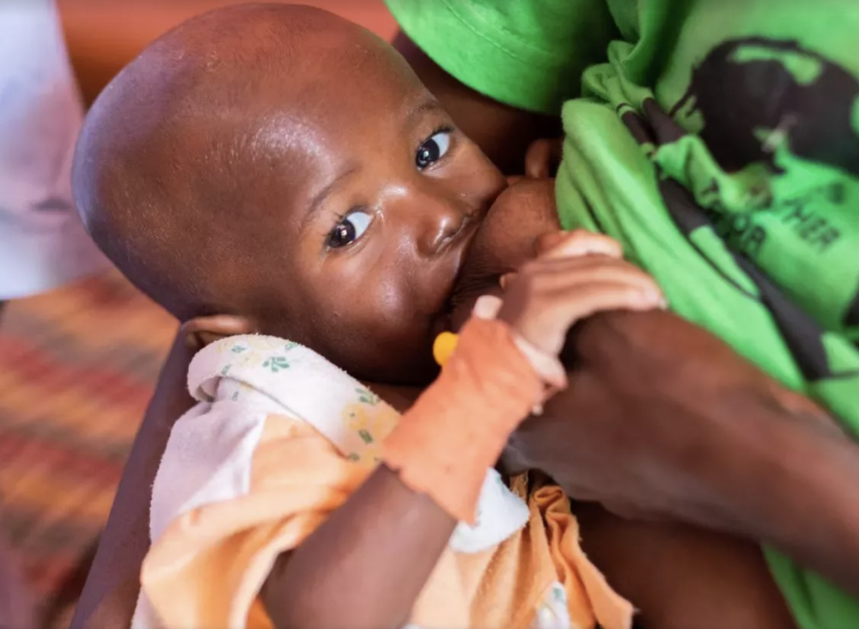 一个婴孩在母亲怀里