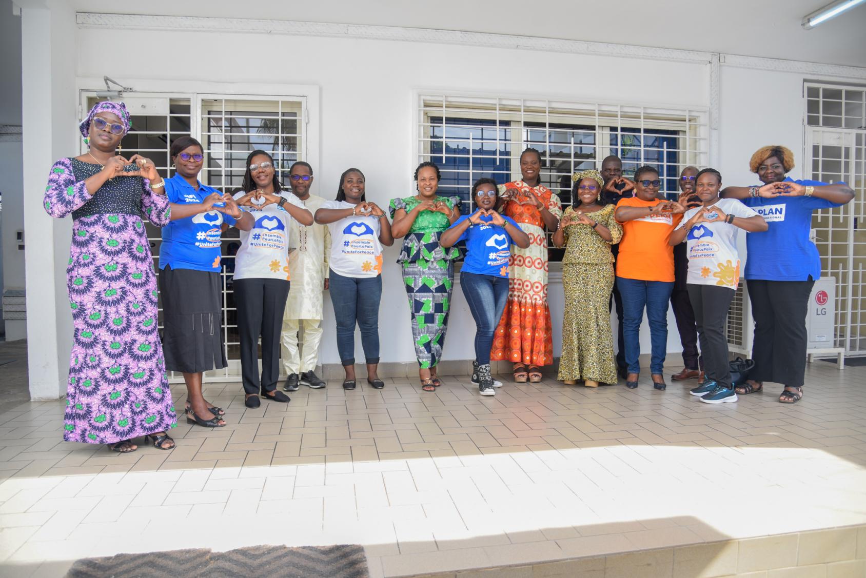 Photo de famille après une séance de travail réunissant Anastasie Bankolé, qui occupe le rôle de Coordonnatrice résidente des Nations Unies, ainsi que l'équipe du Bureau de la Coordonnatrice résidente et l'équipe de Plan International Bénin. 