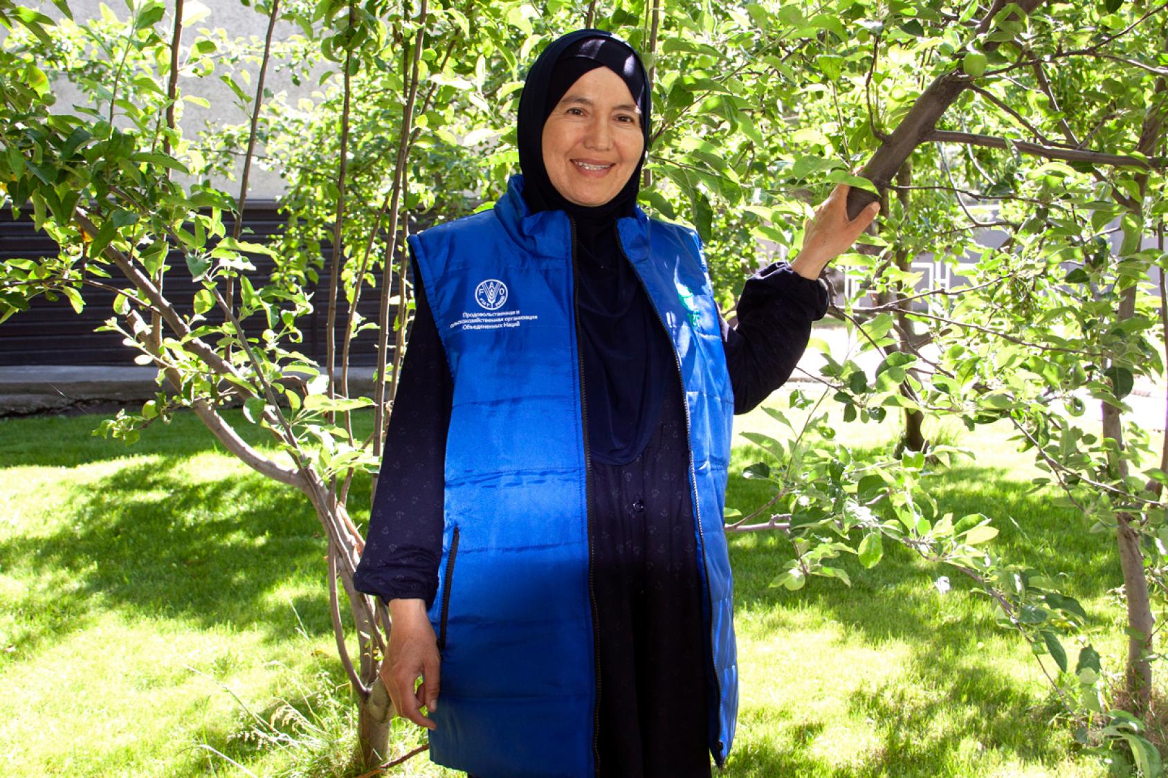 Grâce à un projet de la FAO lui ayant fourni une serre, Aishagul Duganova peut désormais cultiver des légumes toute l’année sur son terrain et subvenir aux besoins de sa famille. ©FAO/Didar Salimbayev