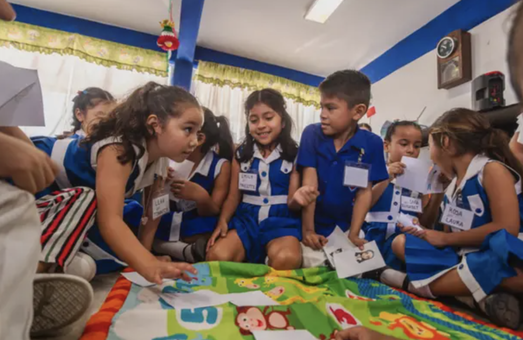 一群孩子在玩桌面游戏