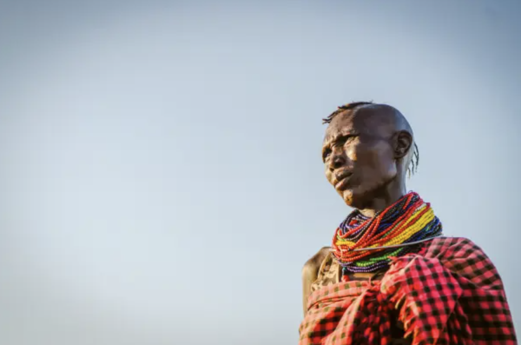 一位非洲男性正在眺望远方