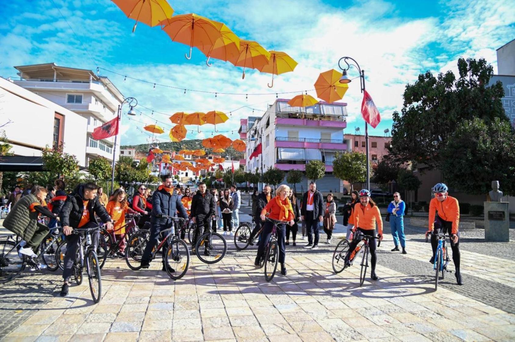 Группа велосипедистов на площади