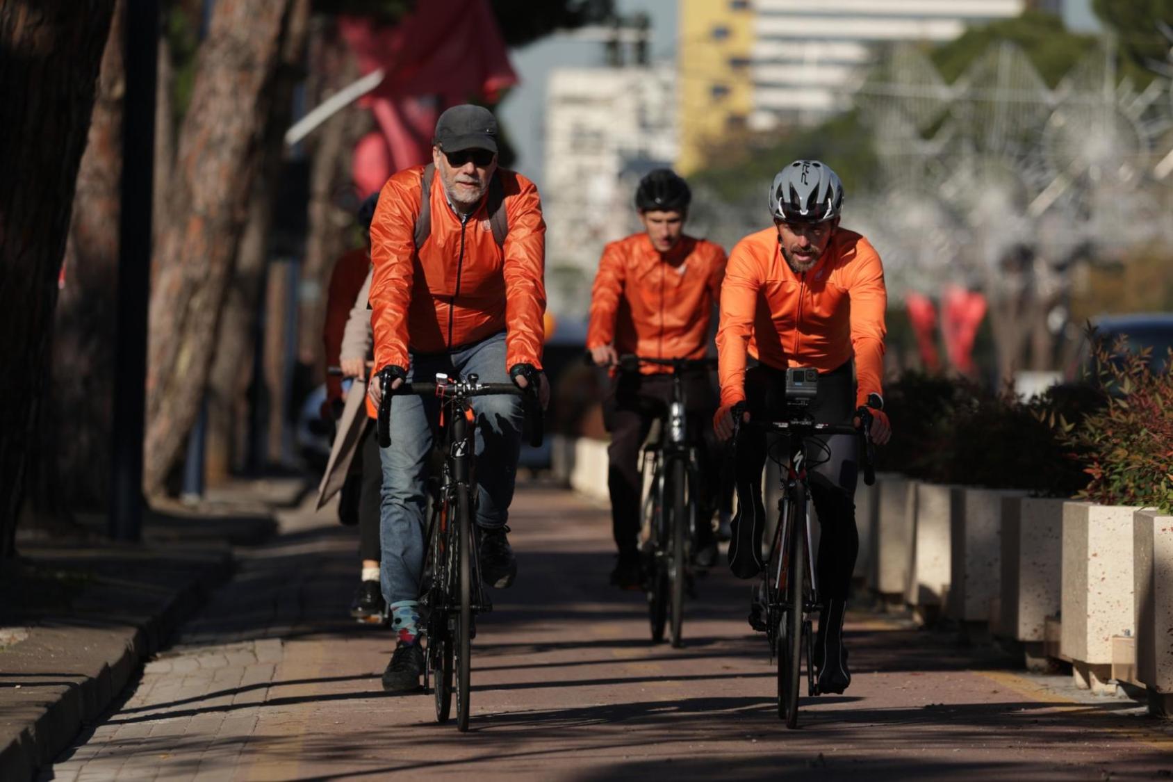 Велосипедисты едут по улице