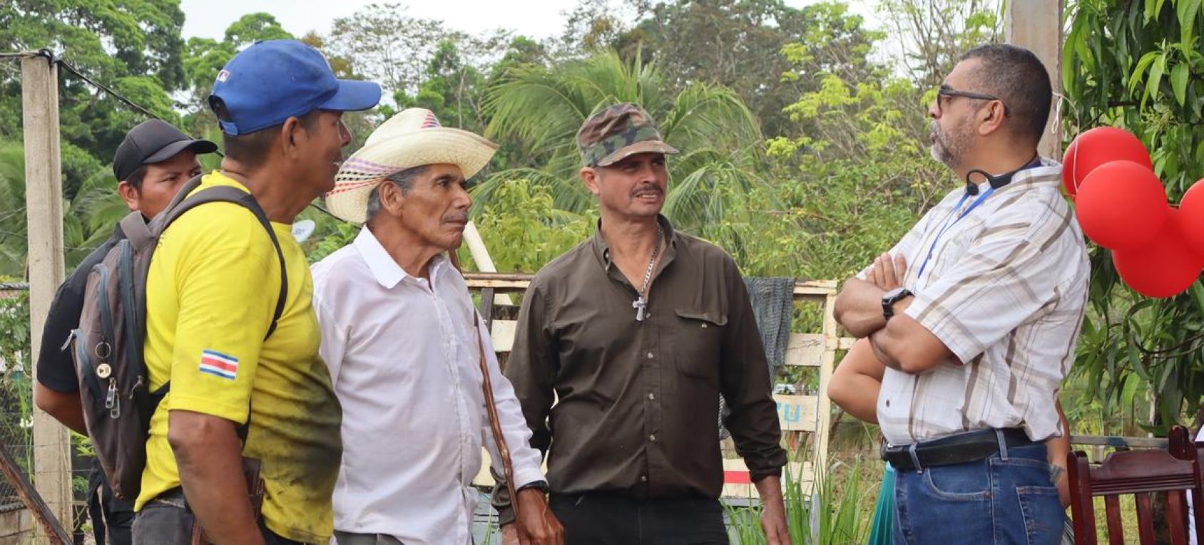 Personas reunidas para celebrar la paz