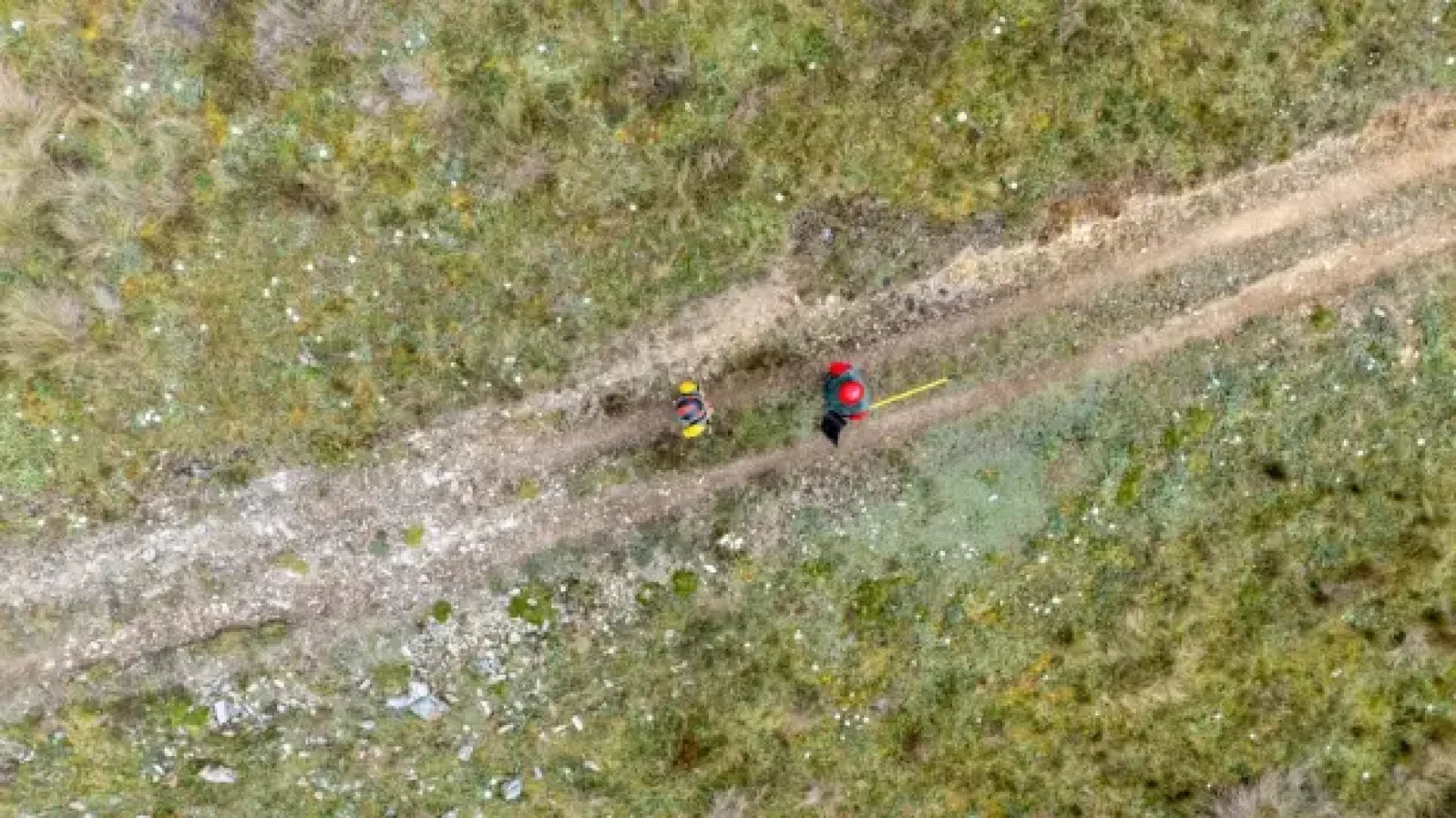 Hombres recorriendo la línea de defensa