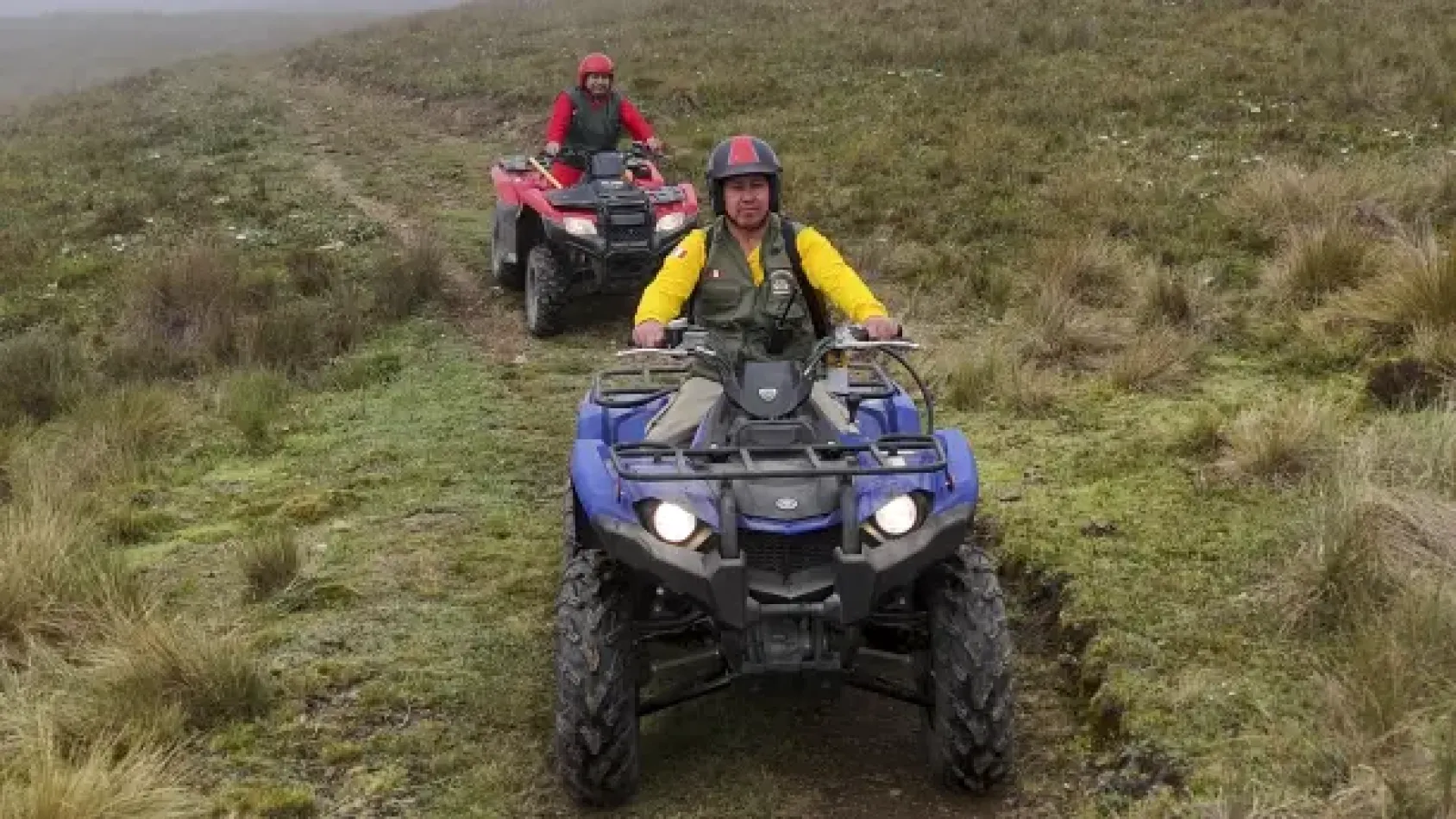 Hombres recorriendo la línea de defensa en cuatrimoto
