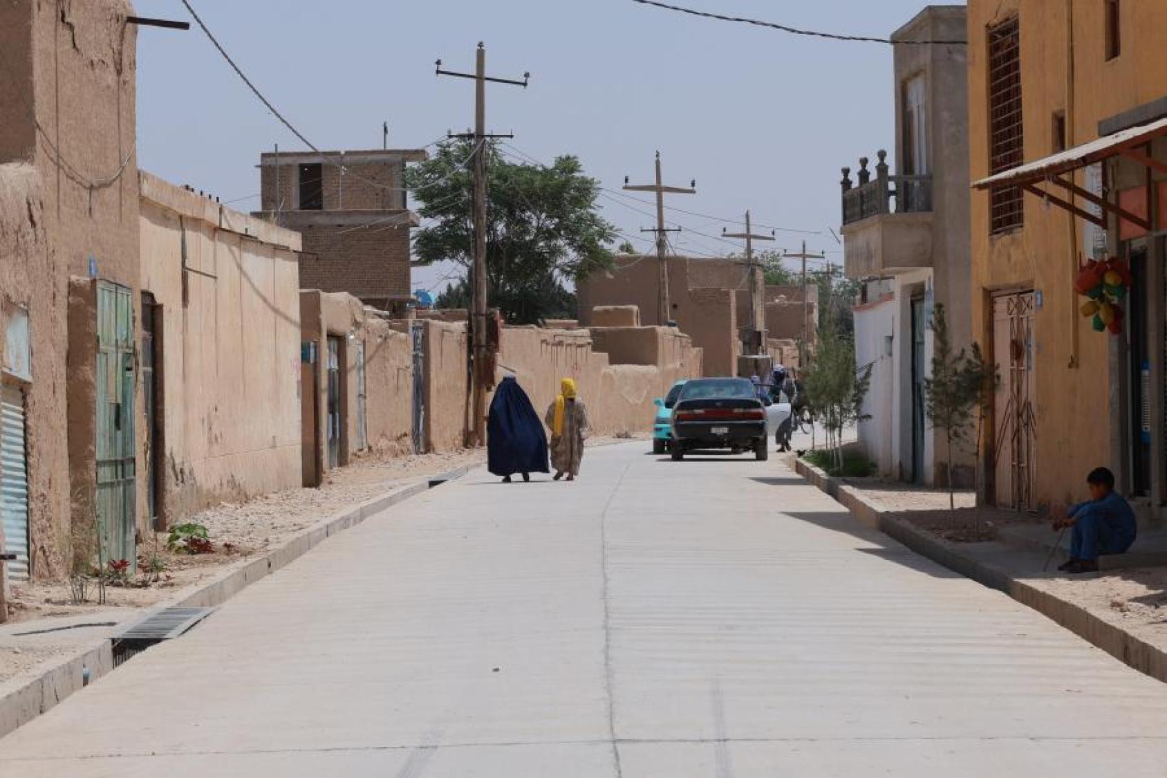 شارع تم ترميمه بالخرسانة في المنطقة ٦ من مدينة مزار الشريف، مما يسهل تنقّل السكان والوصول إلى الخدمات.