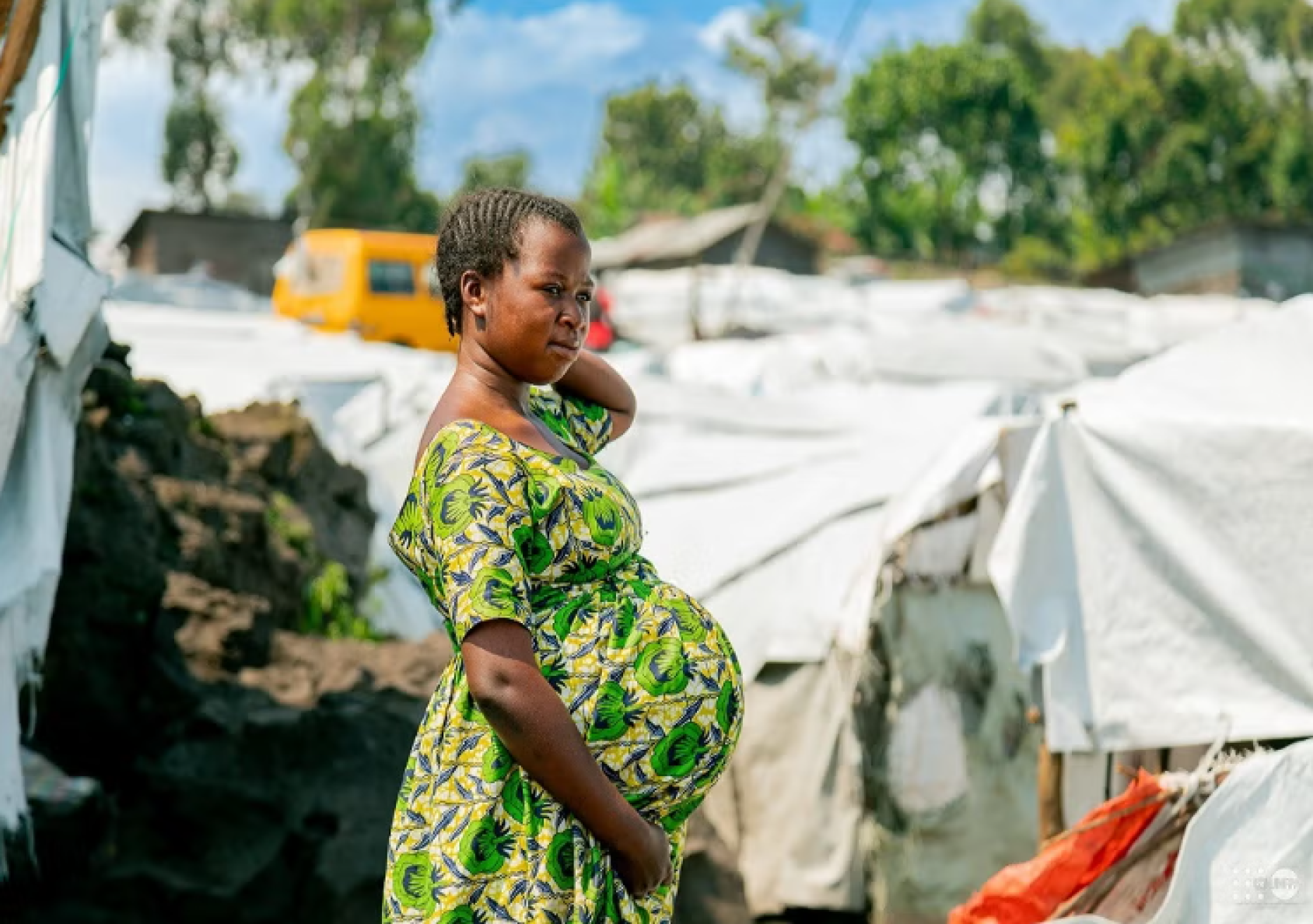 في أحد مواقع النزوح في جمهورية الكونغو الديمقراطية، تمر إيليزيه كاتسونغو، البالغة من العمر ٢٠ عامًا، بتجربة الحمل من دون دعم كافٍ، ومن دون أن تكون 