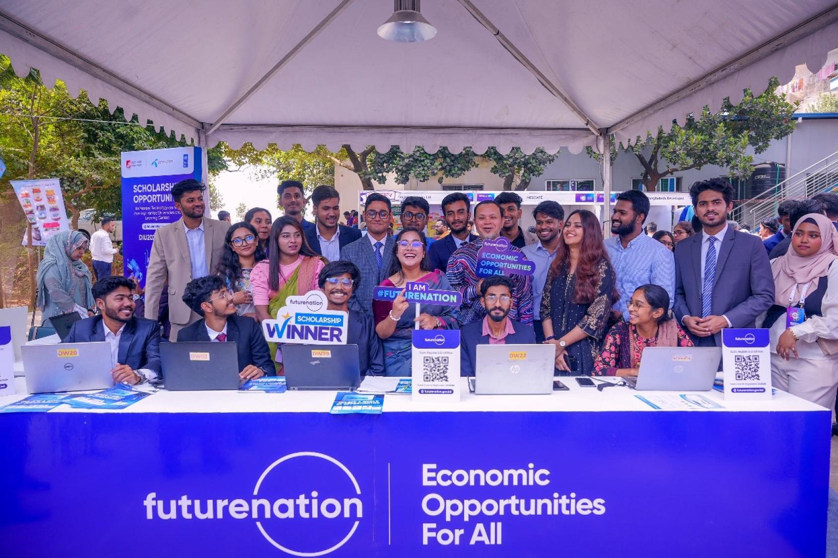 مجموعة من الشباب يشاركون في فعالية "فيوتشر نيشن" في بنغلاديش لتعزيز الفرص الاقتصادية والتعليمية للجميع.