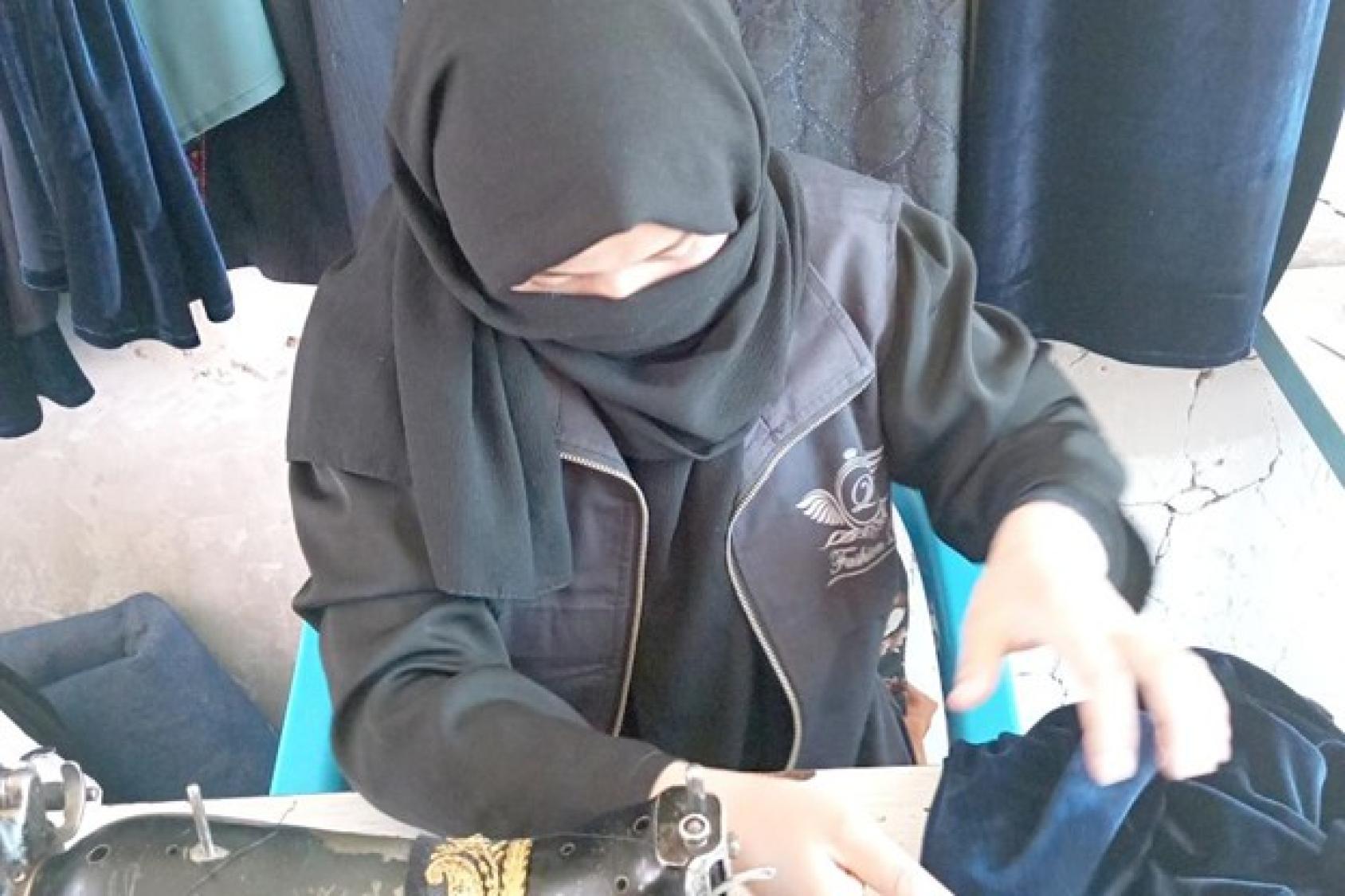 في مركز علاج النساء في باميان، تتلقى نسرين تدريباً مهنياً كجزء من برنامج شامل للعلاج والتمكين. الصورة: © منظمة الصحة العالمية(WHO)  – أفغانستان