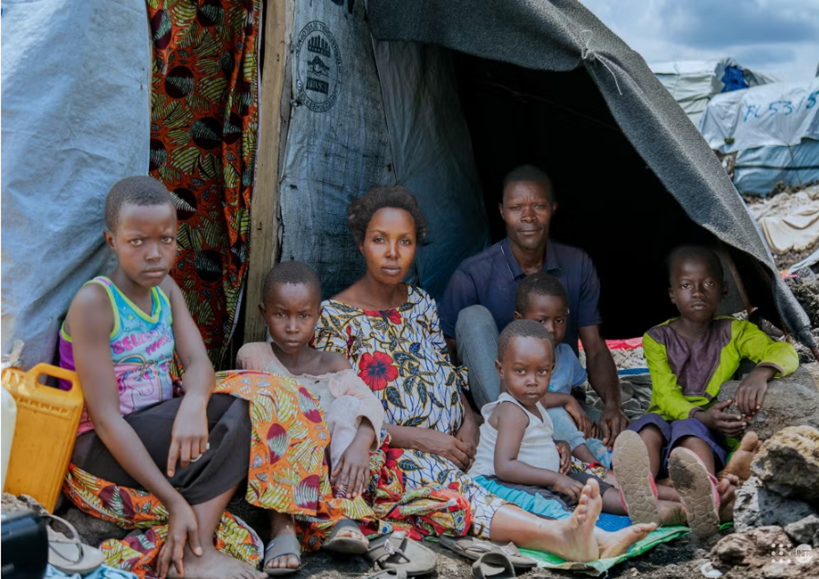 Ombeni, son époux et leurs enfants, réunis devant leur abri de fortune dans un site de déplacés à l’ouest de Goma, après avoir fui les violences.