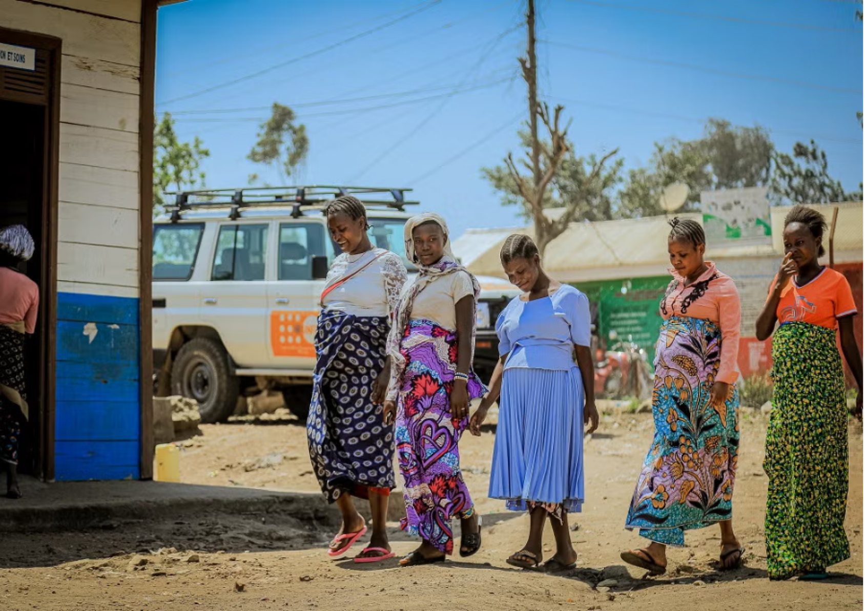 Des femmes enceintes arrivent pour une consultation prénatale au centre de santé du camp de personnes déplacées de Kigonze, à Bunia, dans la province de l’Ituri.