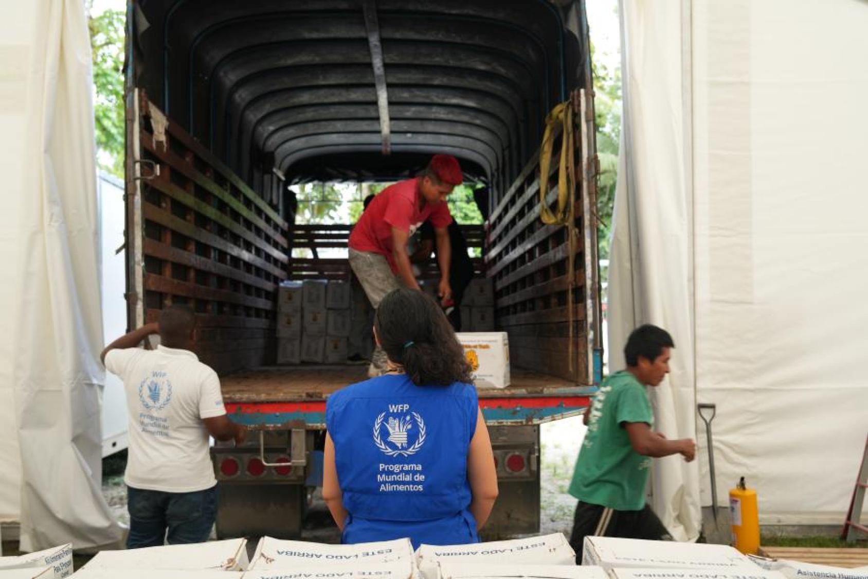Gente subiendo provisiones al camión