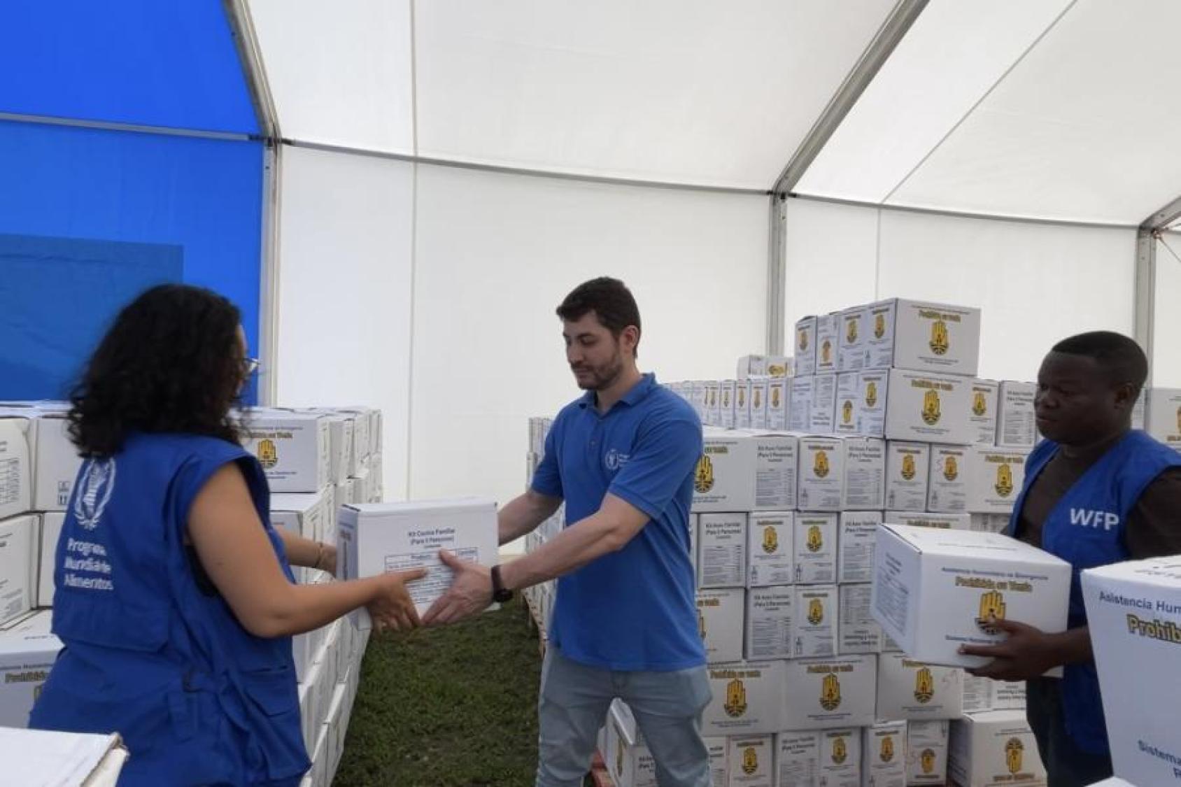 Gente organizando las provisiones