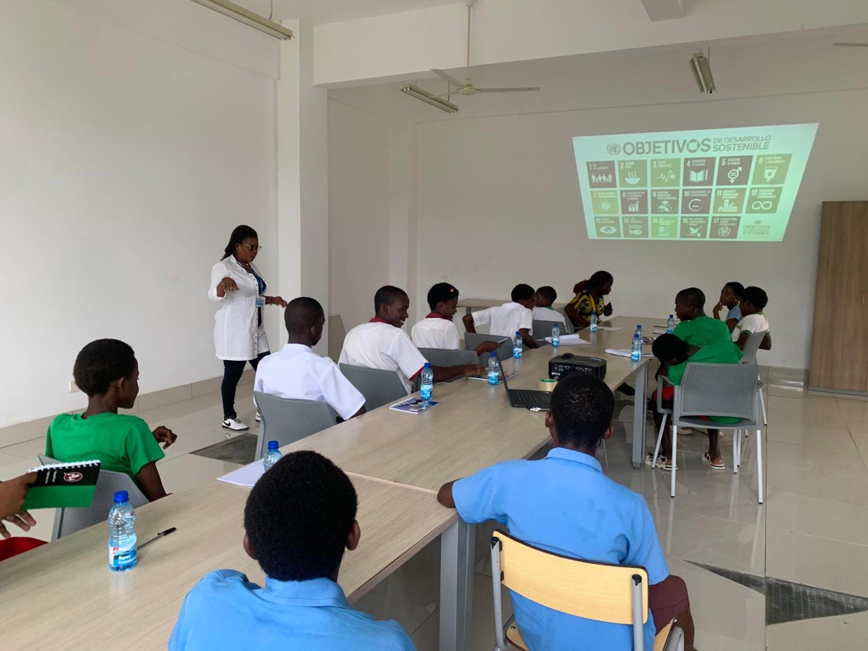 Adolescentes siguiendo con atención la presentación de los ODS