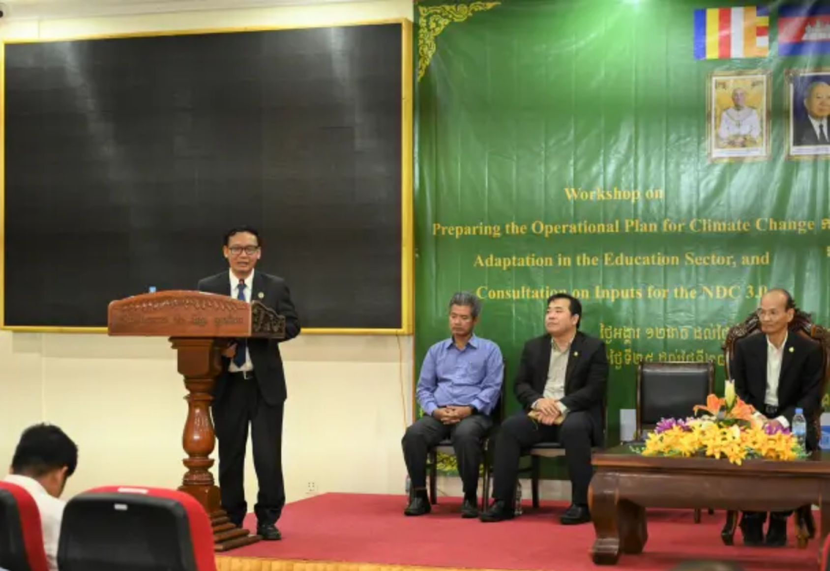 S.E. Sum Thy, directeur général de la politique et de la stratégie, ministère de l'Environnement du Cambodge, fait une présentation lors de l'atelier.