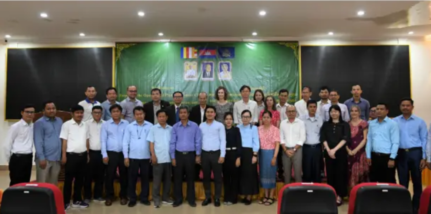 Dans le cadre de l’initiative pour le système éducatif intégrant le climat, les participants d’un atelier au Cambodge préparent des données éducatives pour les engagements climatiques nationaux (CDN 3.0)&nbsp;en&nbsp;mars&nbsp;2025.