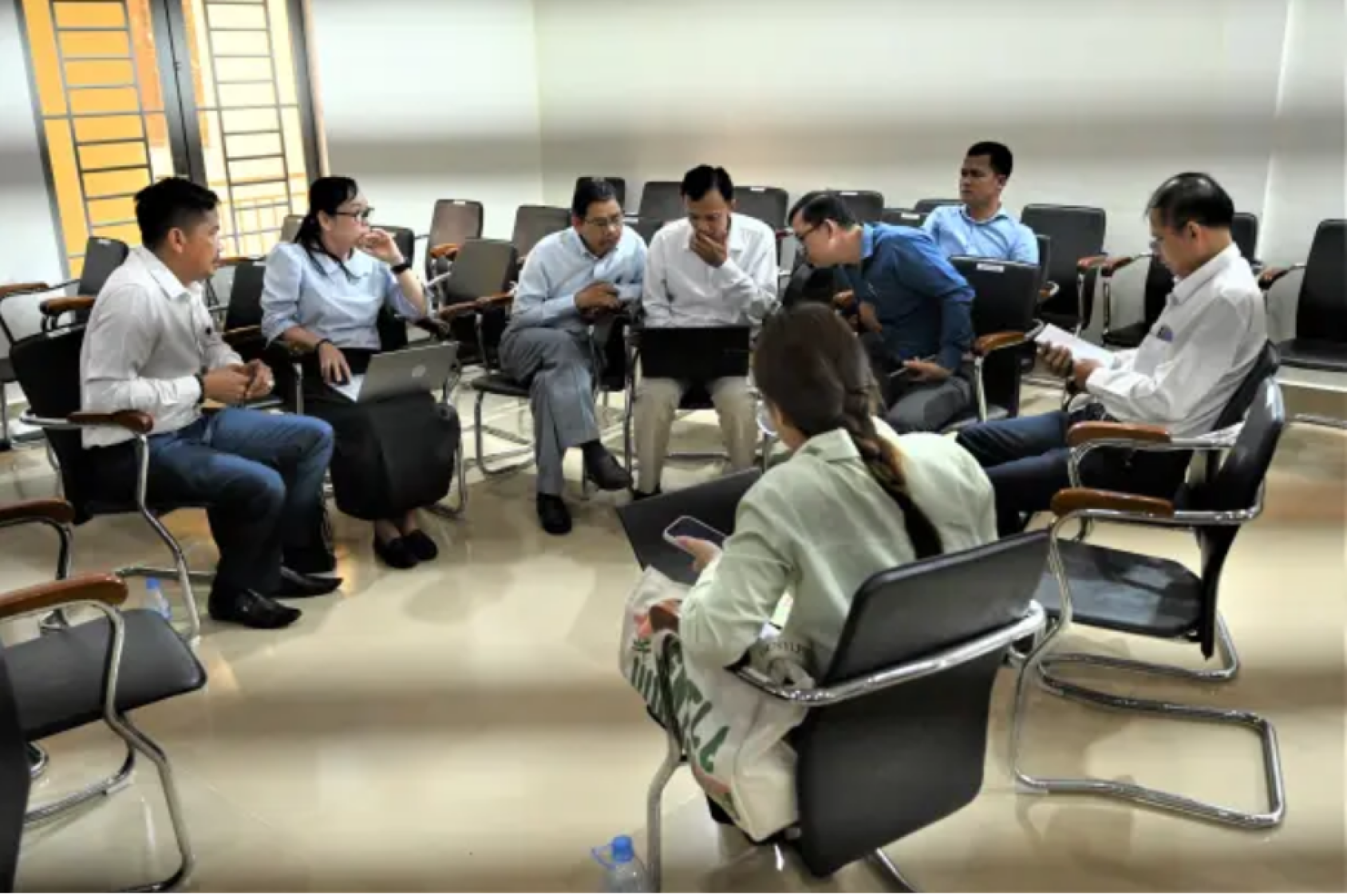 Participants d’un atelier au Cambodge préparent des données éducatives pour intégrer le climat dans le système scolaire, afin d'explorer les moyens d'intégrer la durabilité dans leurs cours