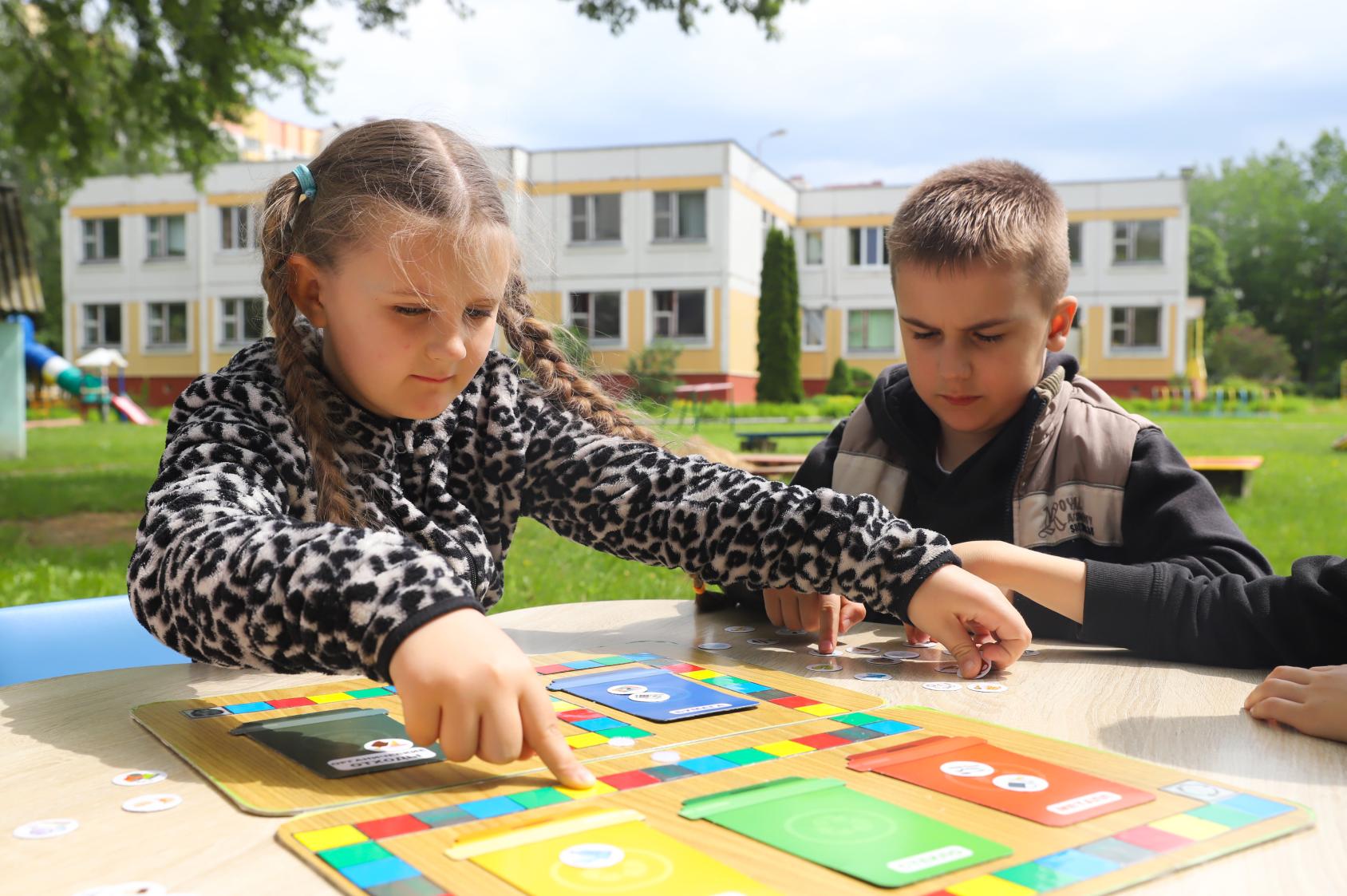 Дети играют в настольную игру