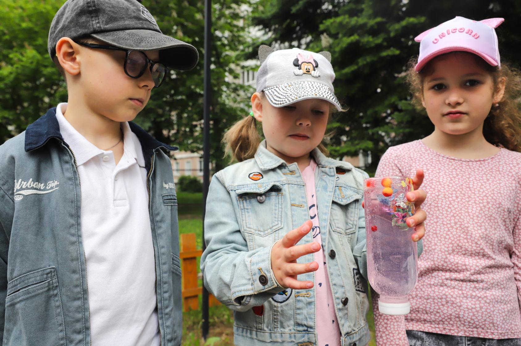 Дети играют