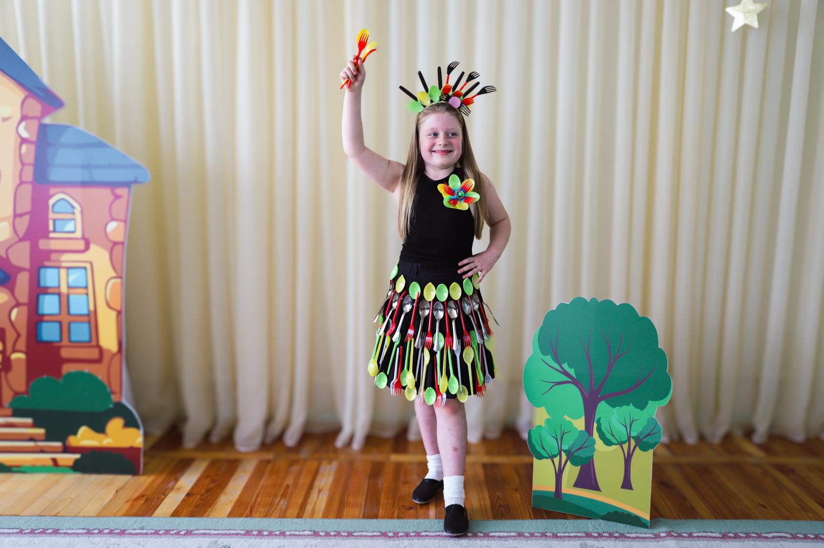 Девочка в самодельном костюме