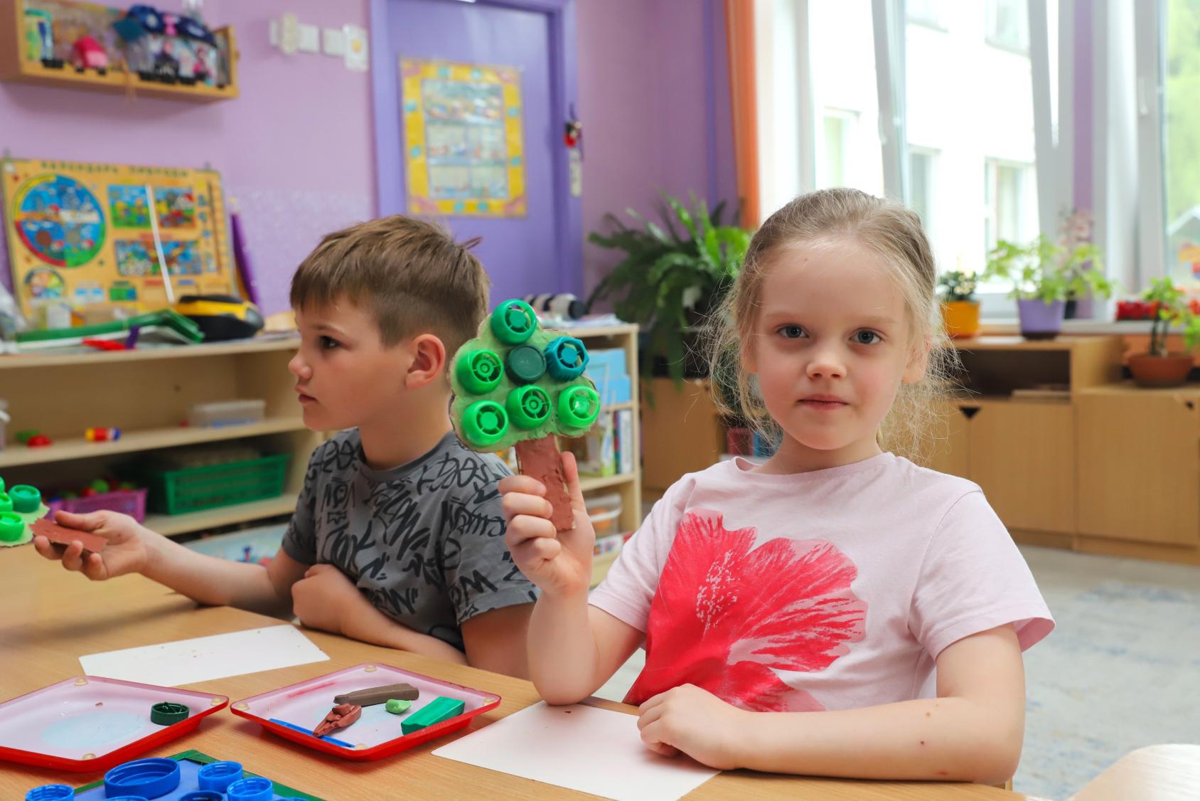 Дети и игрушечное дерево