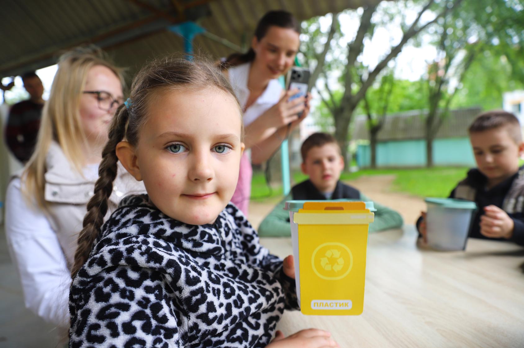 Дети делают миниатюрные баки для переработки мусора