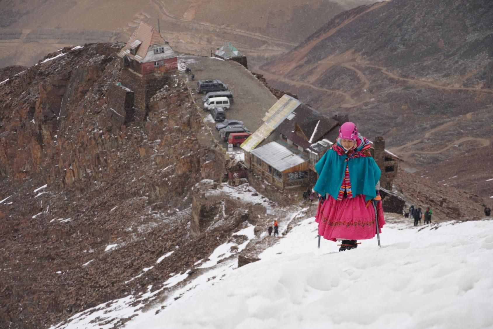 Mujer subiendo montaña