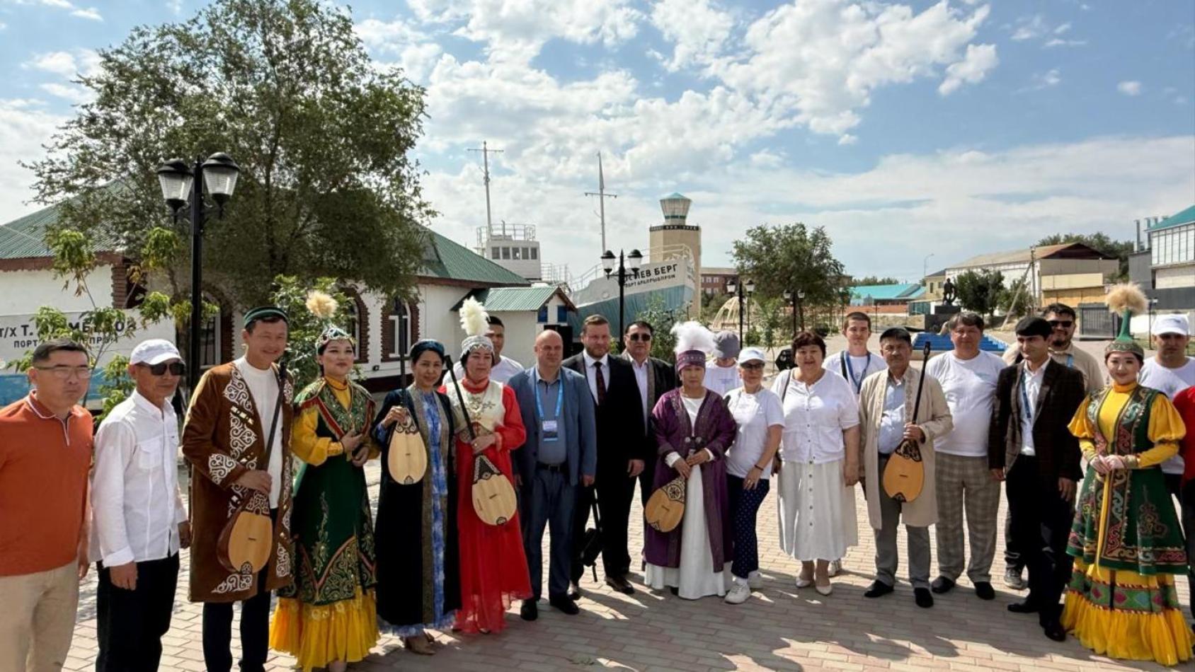 Люди в национальных казахских костюмах празднуют