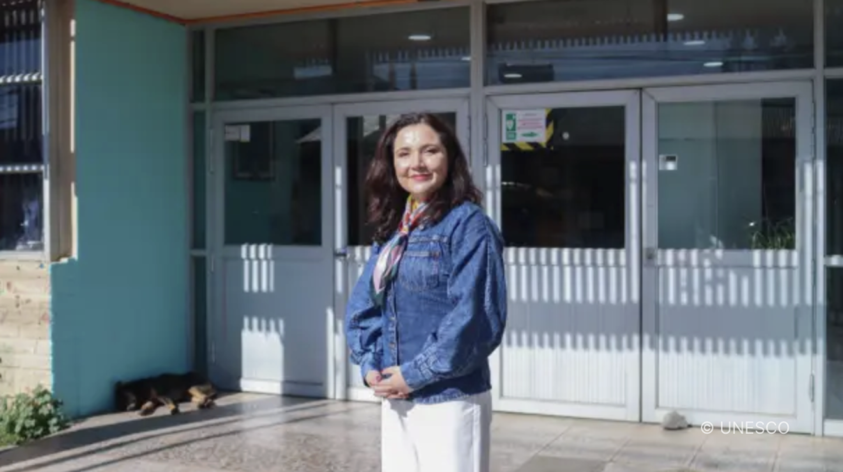 一名女性教师站在门口