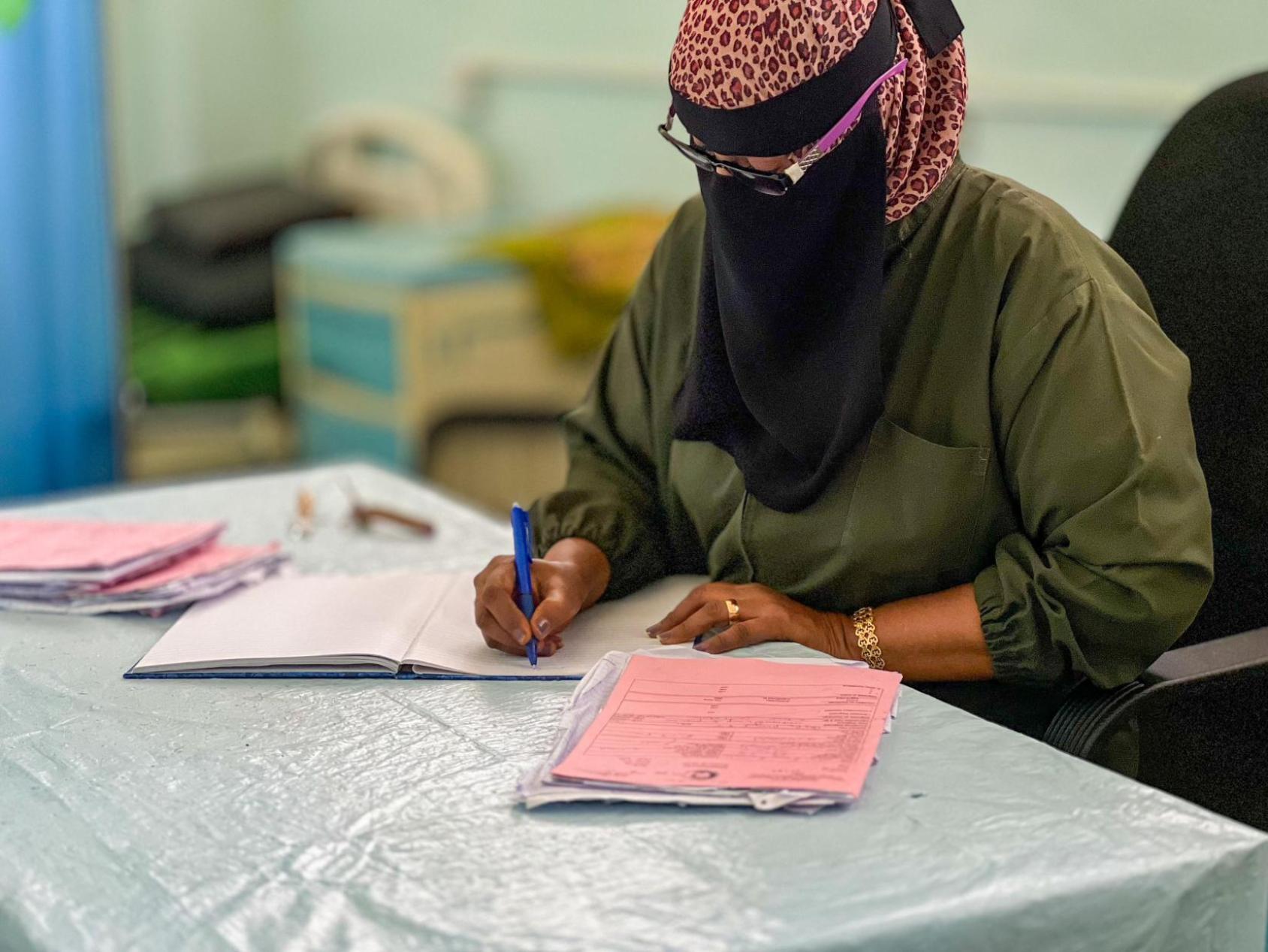 قابلة يمنية