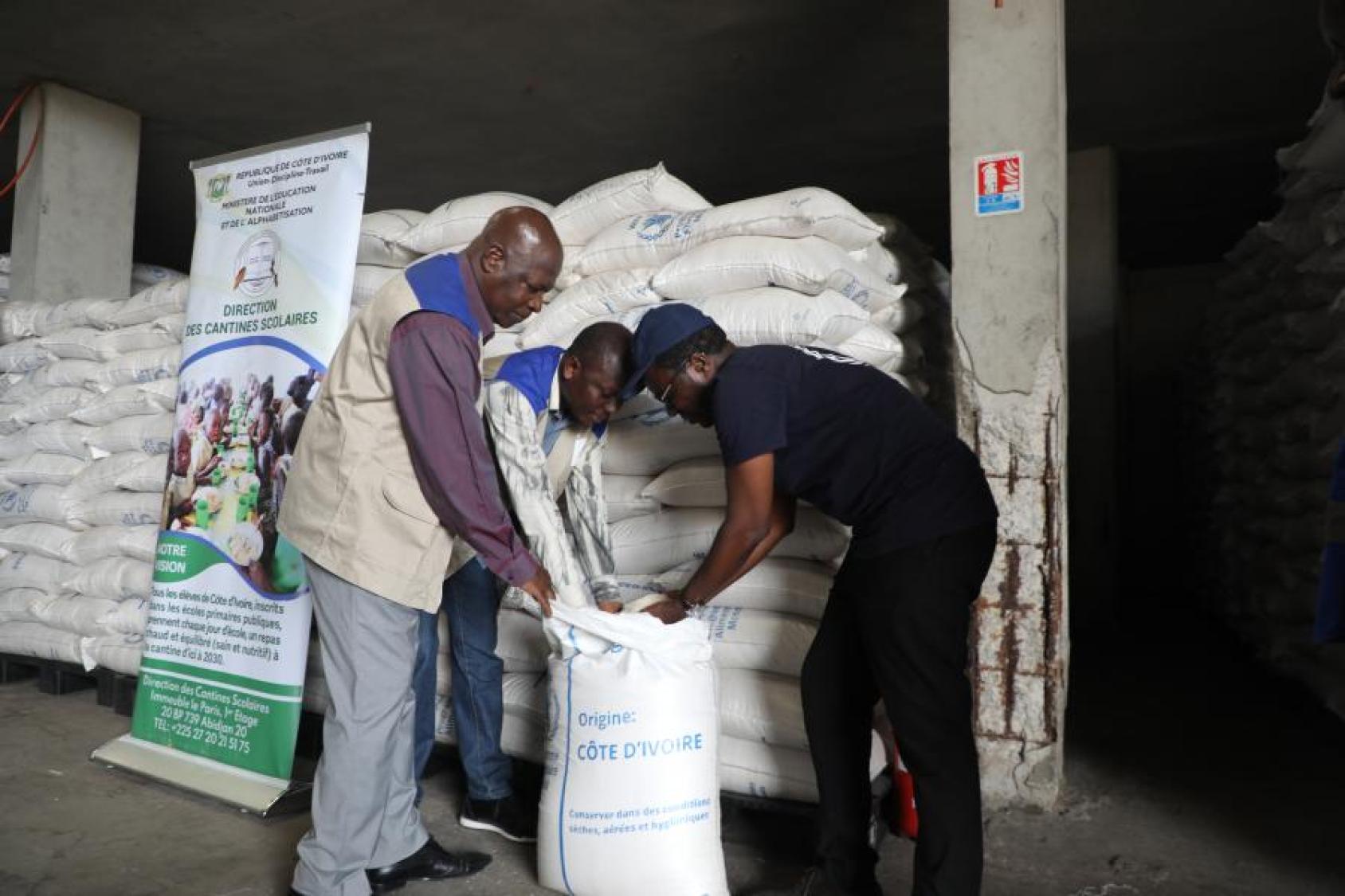 Les équipes logistiques du PAM et de la DCS effectuent un contrôle des denrées destinées à être acheminées vers les écoles.