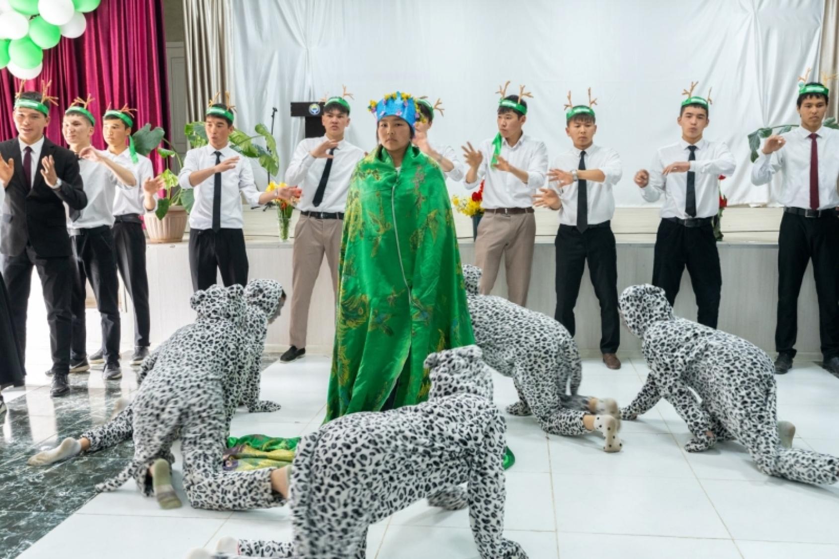 Дети в костюмах снежных леопардов играют в спектакле