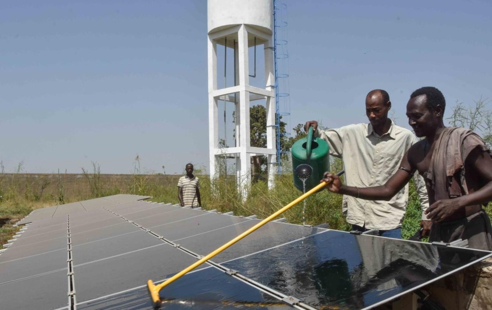 L'accès limité aux équipements et le manque de financement sont des obstacles majeurs au développement de l'énergie solaire au Sénégal. 
