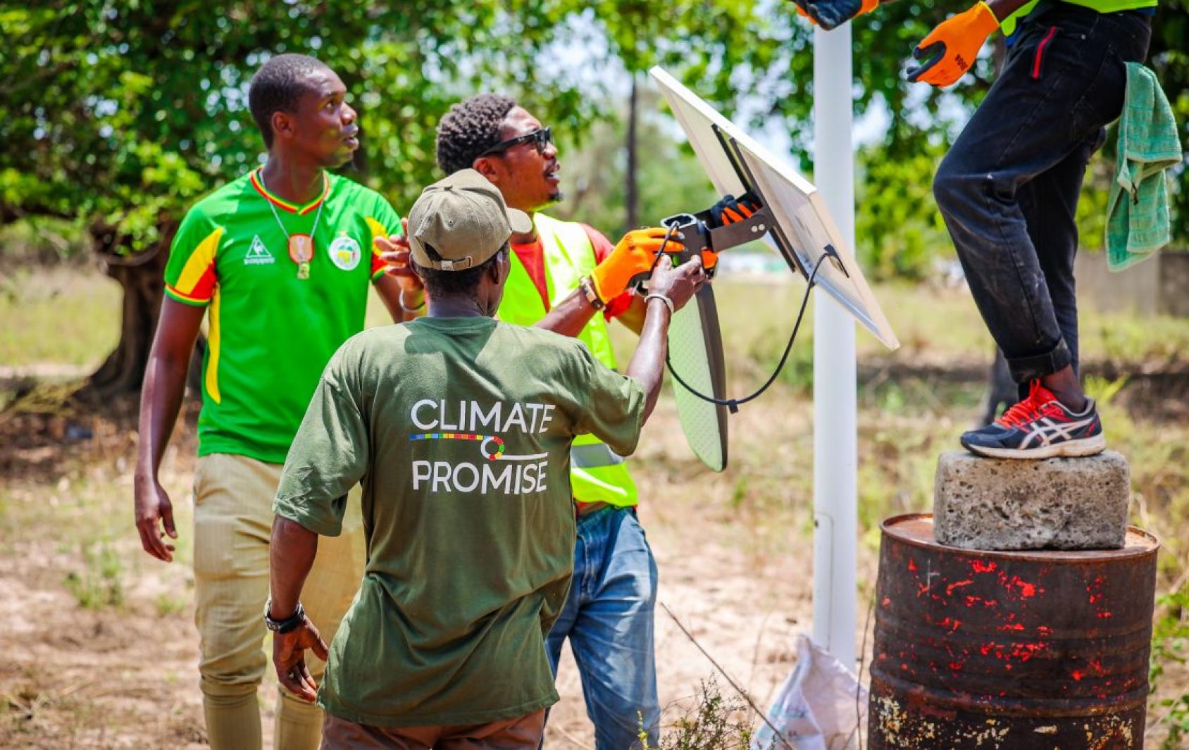 Les solutions d'énergie renouvelable telles que l'éclairage public solaire contribuent à l'autonomisation des communautés locales et à la création d'emplois verts.