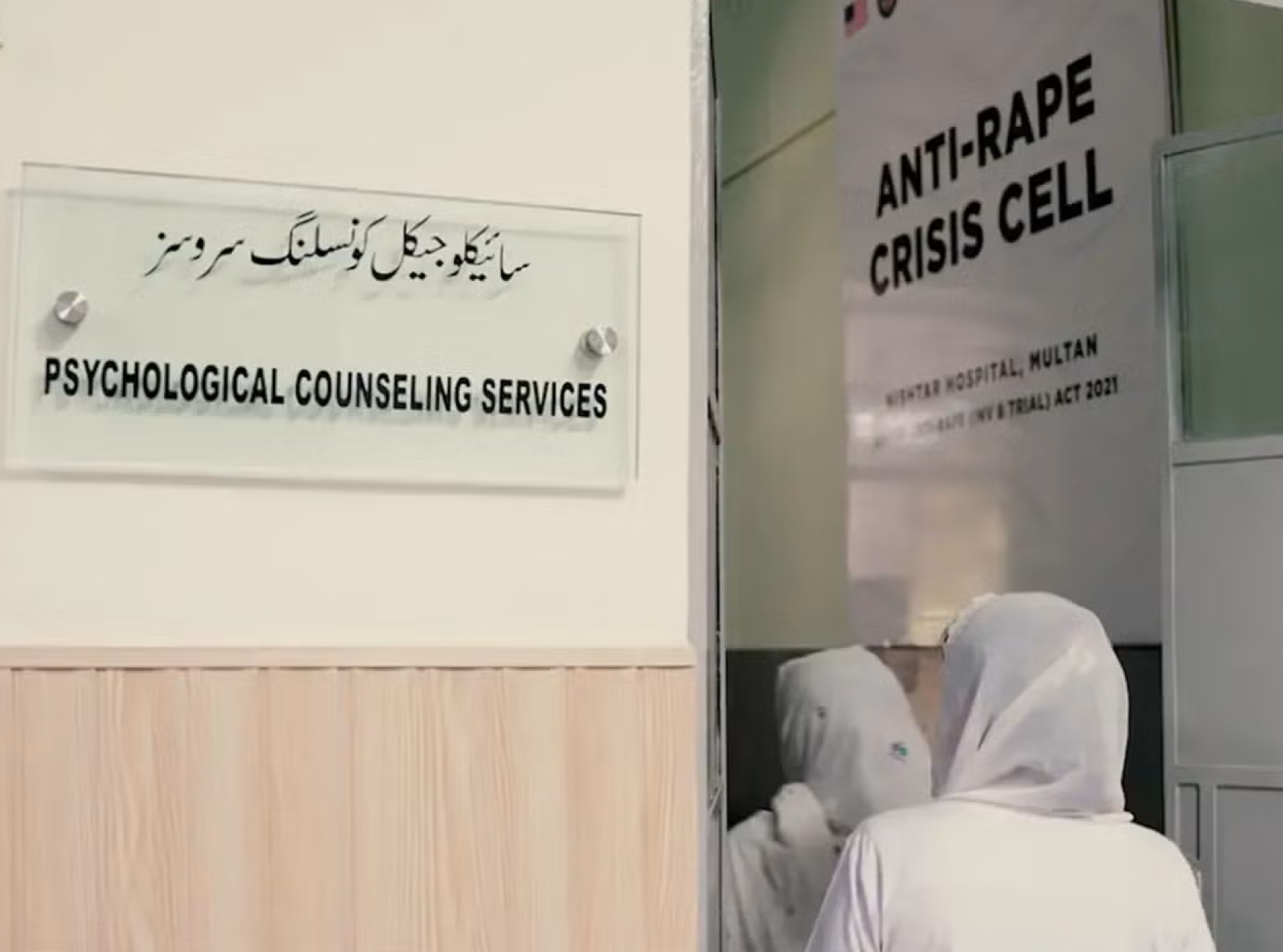 Les cellules anti-viol opèrent au sein des hôpitaux publics et sont reliées aux centres de signalement de la police.