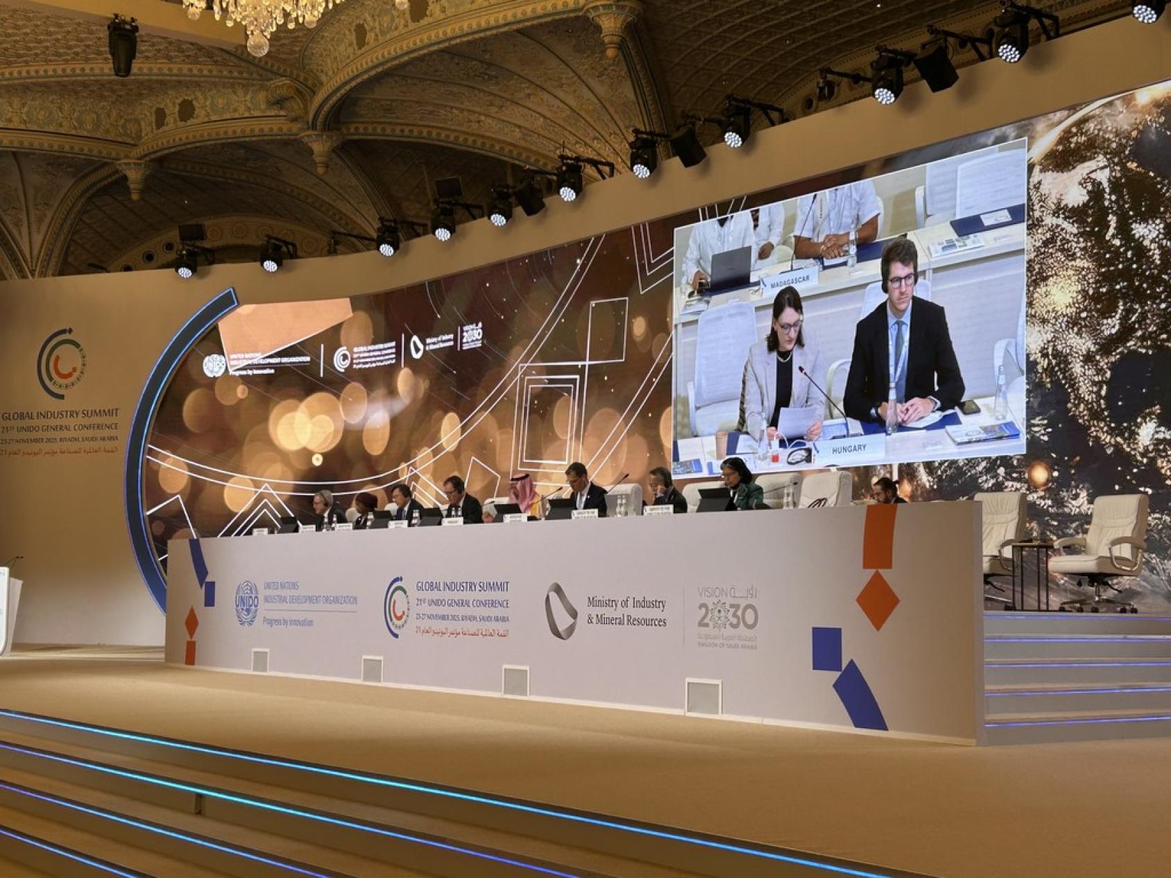 ختام المؤتمر العام الـ 21 لمنظمة اليونيدو الذي انعقد في الرياض، المملكة العربية السعودية.