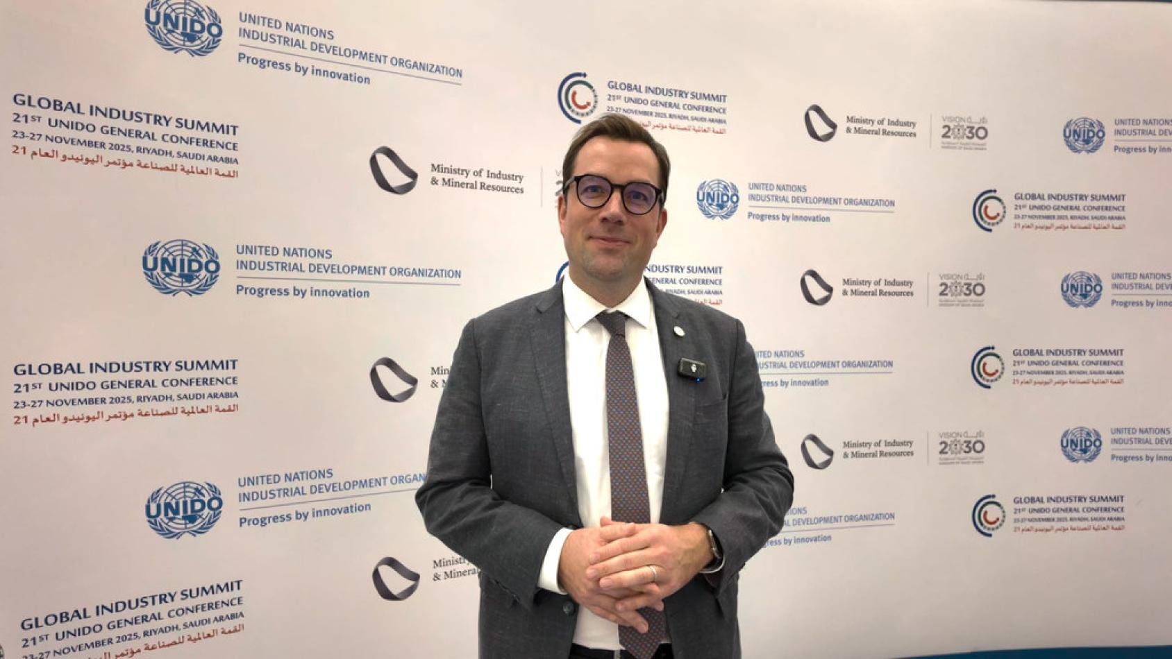 رئيس ديوان منظمة الأمم المتحدة للتنمية الصناعية (اليونيدو)، مانيول ماتيات أثناء المؤتمر الوزاري الحادي عشر للدول الأقل نموا في الرياض، المملكة العربية السعودية.