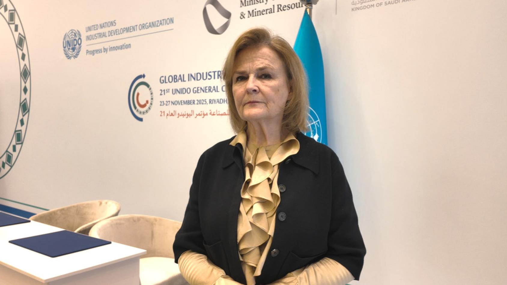 كيت روبرتسون، المؤسس المشارك والرئيس التنفيذي لمؤسسة عالم شاب واحد أثناء مشاركتها في المؤتمر العام الـ 21 لمنظمة اليونيدو.