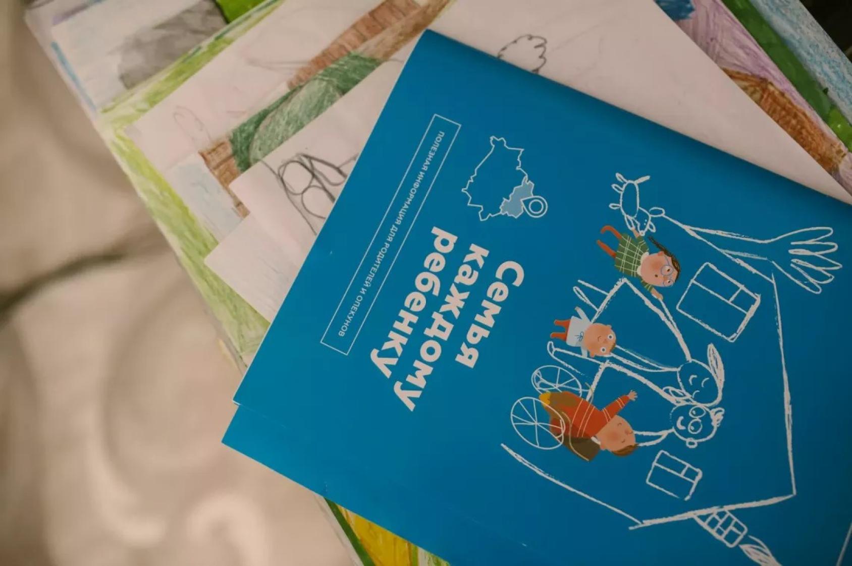 Стопка учебников и брошюр