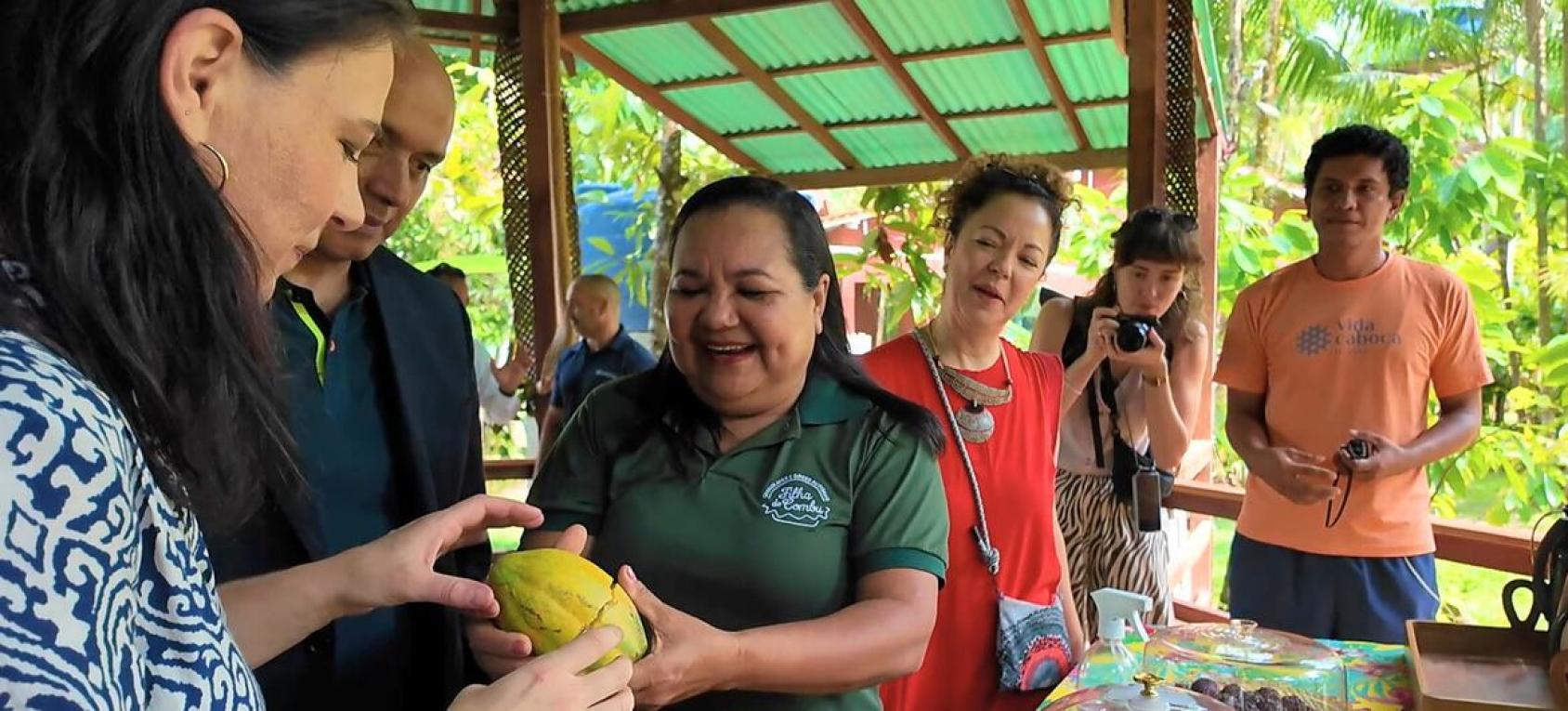 La presidenta de la Asamblea General, Annalena Baerbock, degustando cacao de la isla de Combu, cerca de Belém.