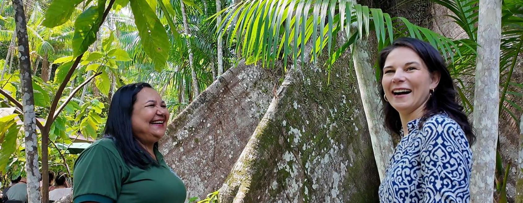 La presidenta de la Asamblea General, Annalena Baerbock, se reúne con la empresaria brasileña Dona Nena en la isla de Combu, cerca de Belém.