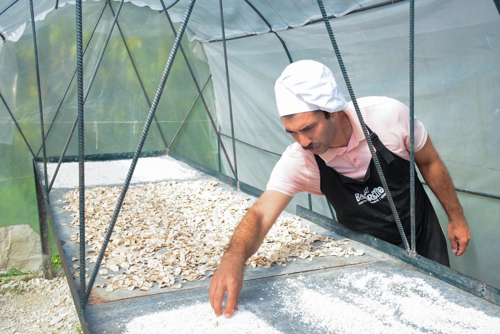 Gabriel muestra las harinas que crea y utiliza, que a su vez no tienen glúten