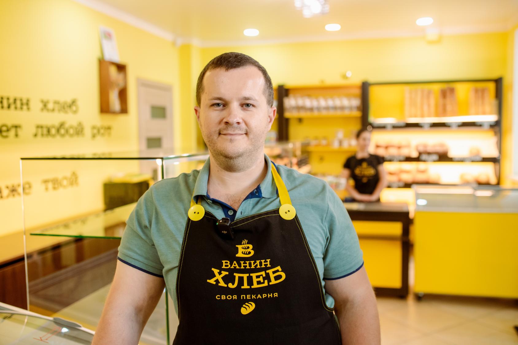 Ivan muestra su panadería