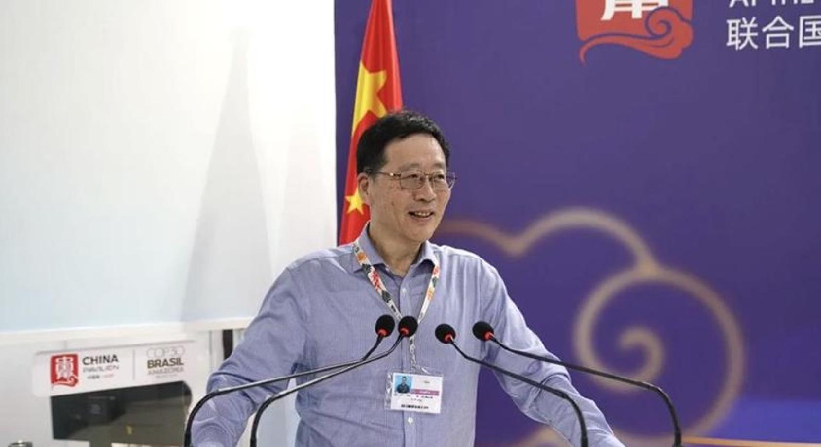 一位男士在话筒前讲话