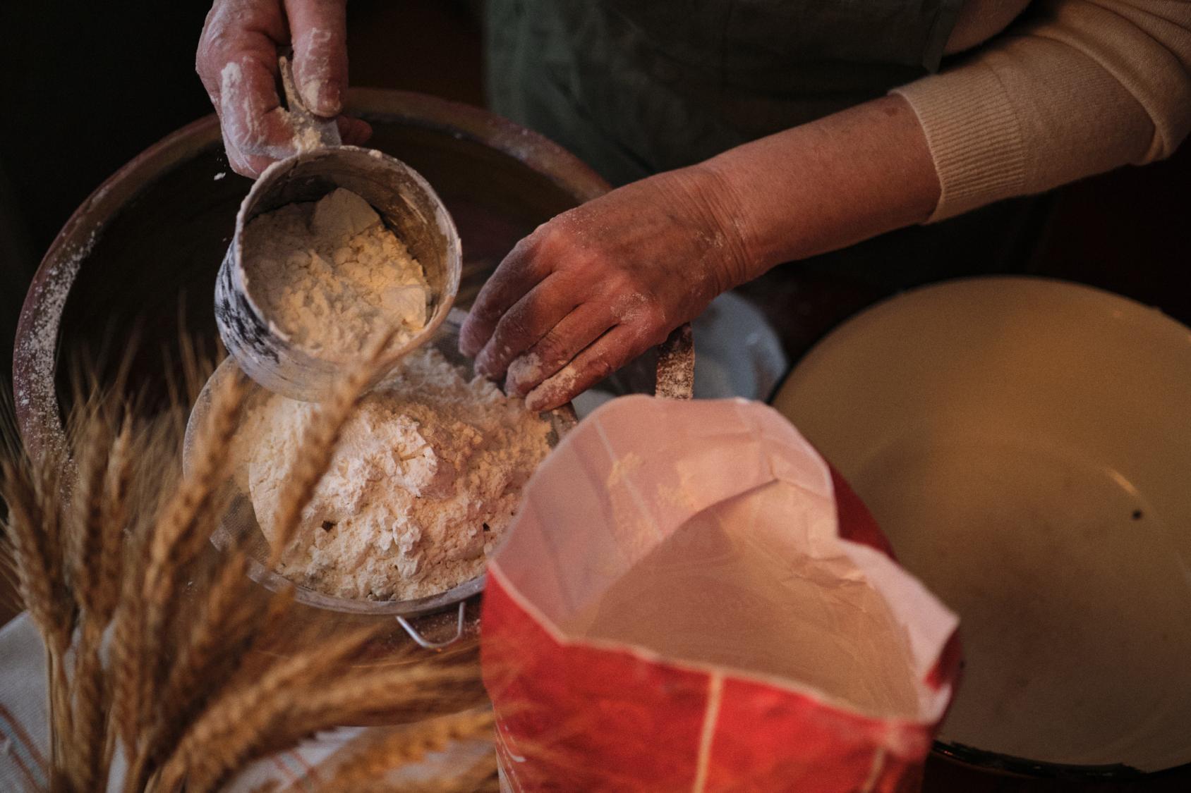 Se muestran ingredientes del pan de pascua ucraniano