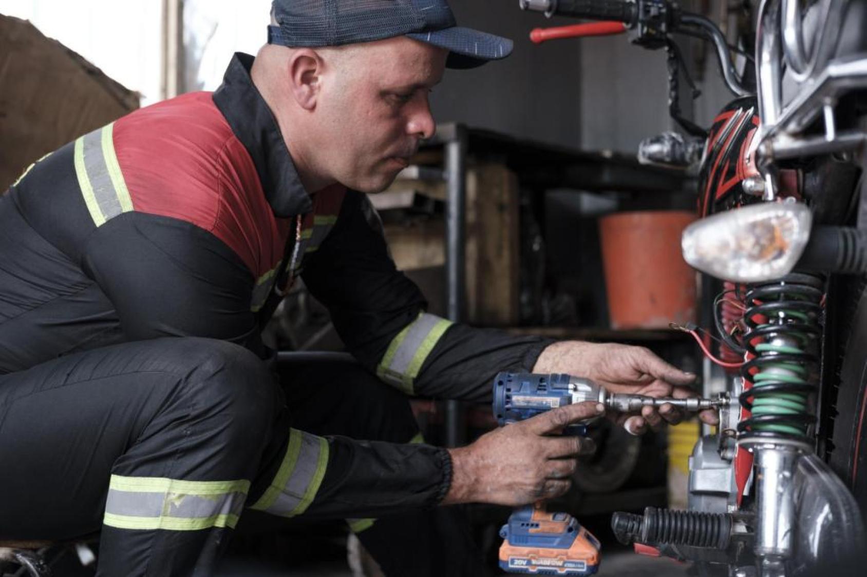 Entre motores y herramientas, Gerald aplica los conocimientos que transformaron su experiencia migratoria para crear un medio de vida estable.