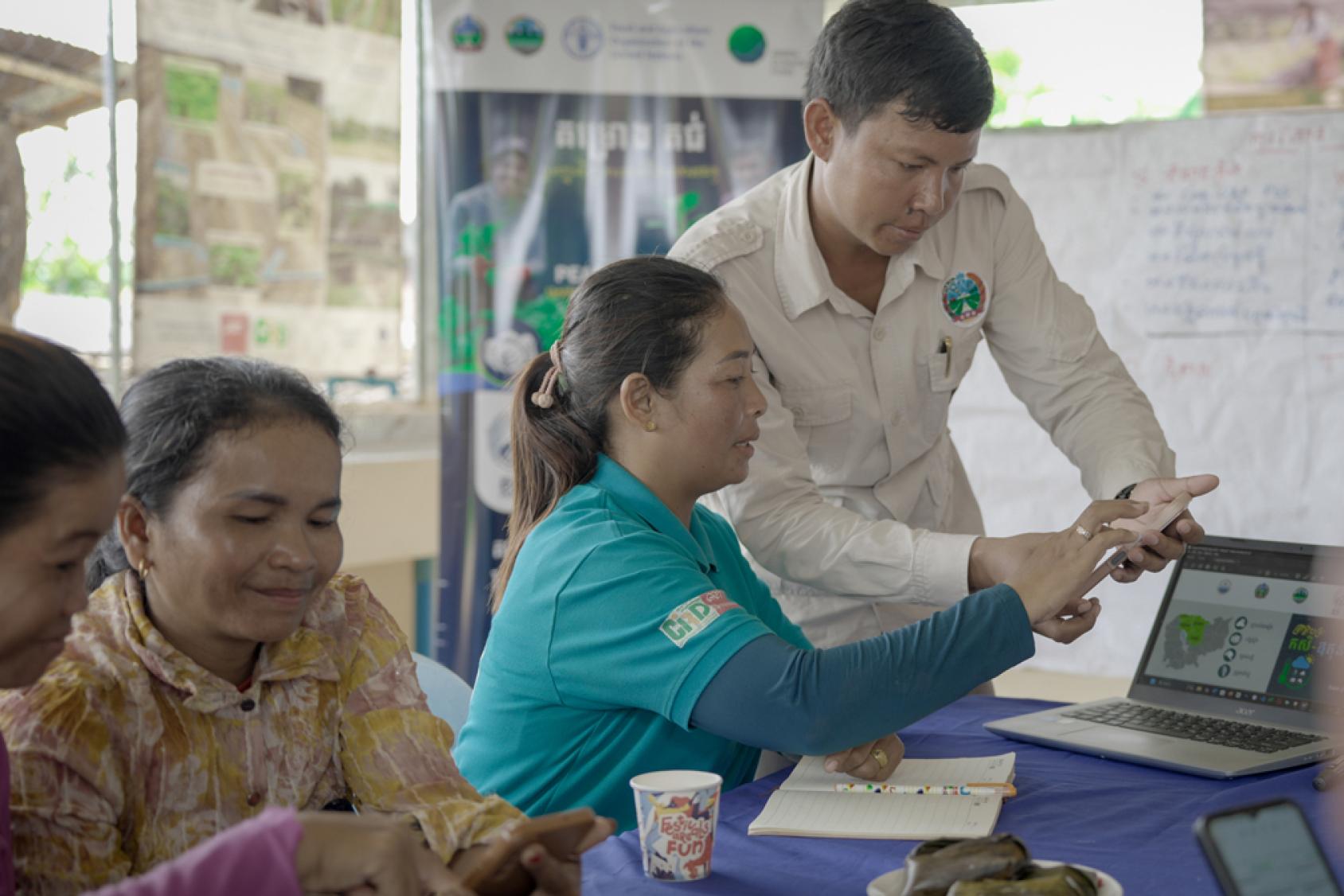 Formés par la FAO dans le cadre du projet PEARL, financé par le FVC, les fonctionnaires agricoles communaux enseignent aux membres de la coopérative Eco Farm des techniques climato-résilientes et des compétences commerciales visant à leur permettre d’accéder à des marchés de premier plan pour leurs produits.