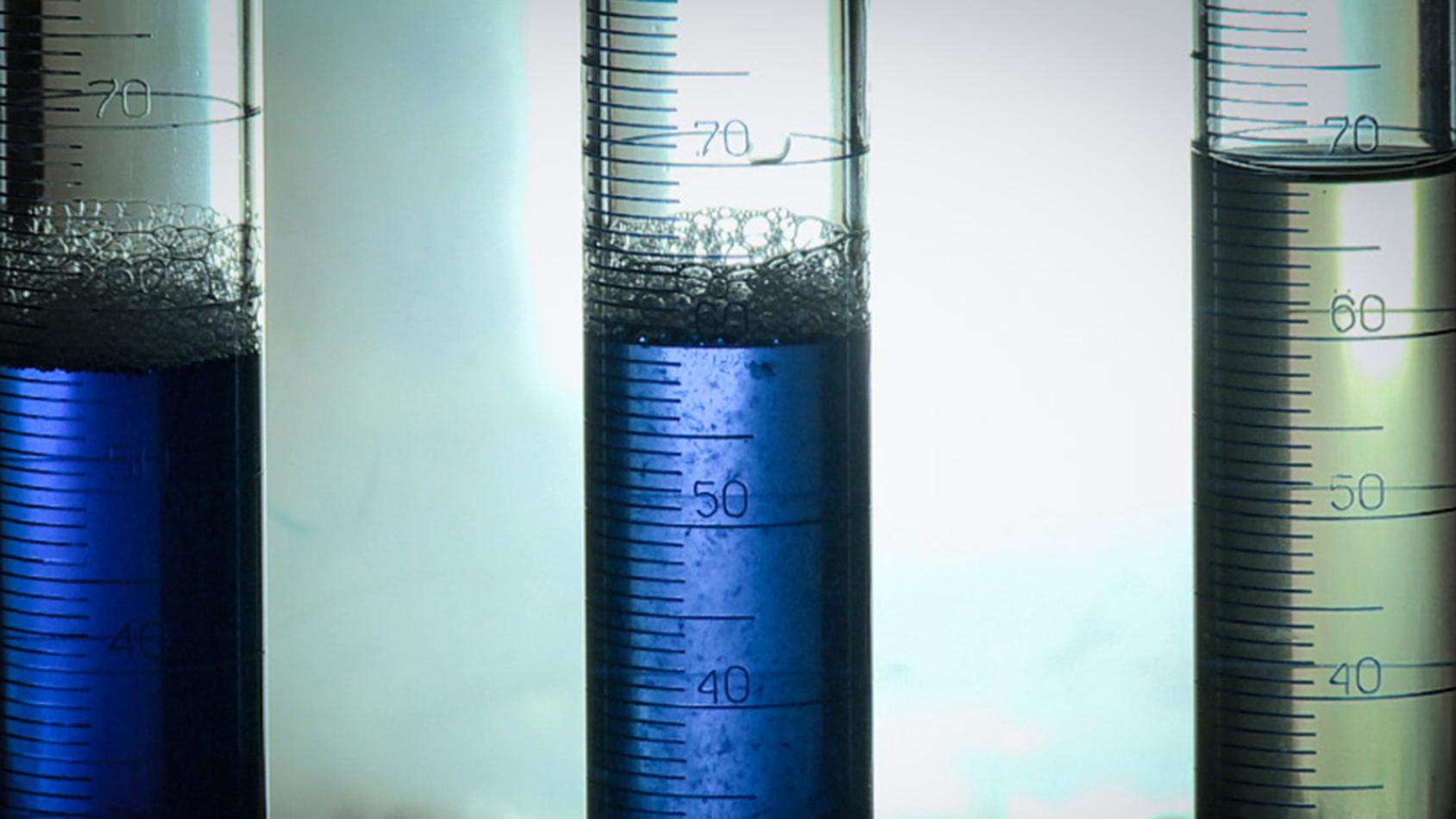 Три пробирки с водой разной степени обработки